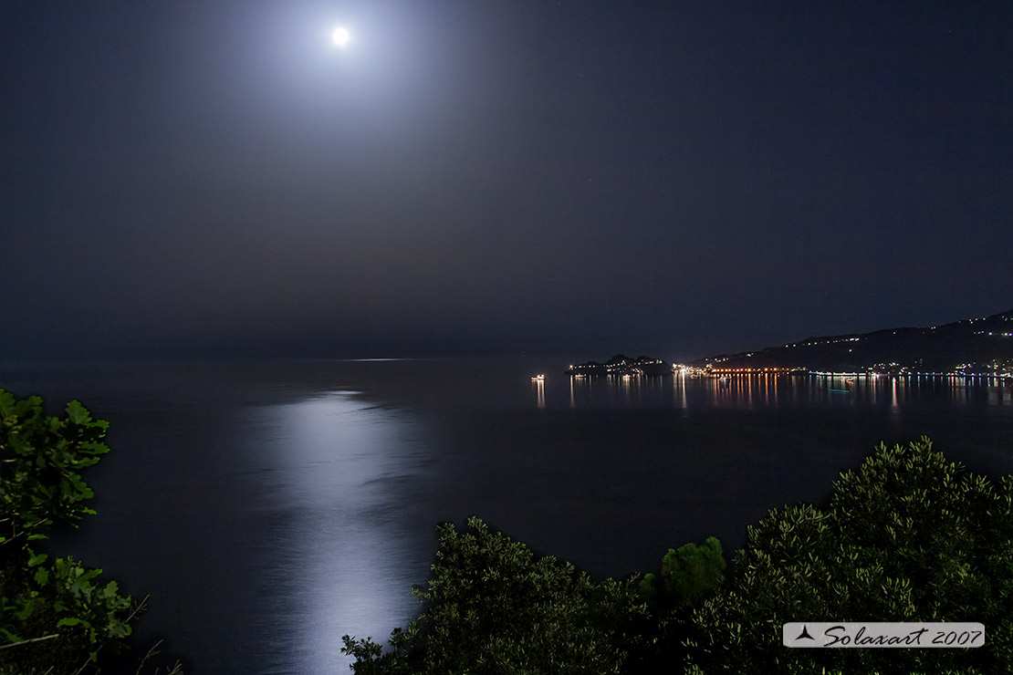 Portofino con la luna in una notte di foschia, visto dal Castellaro