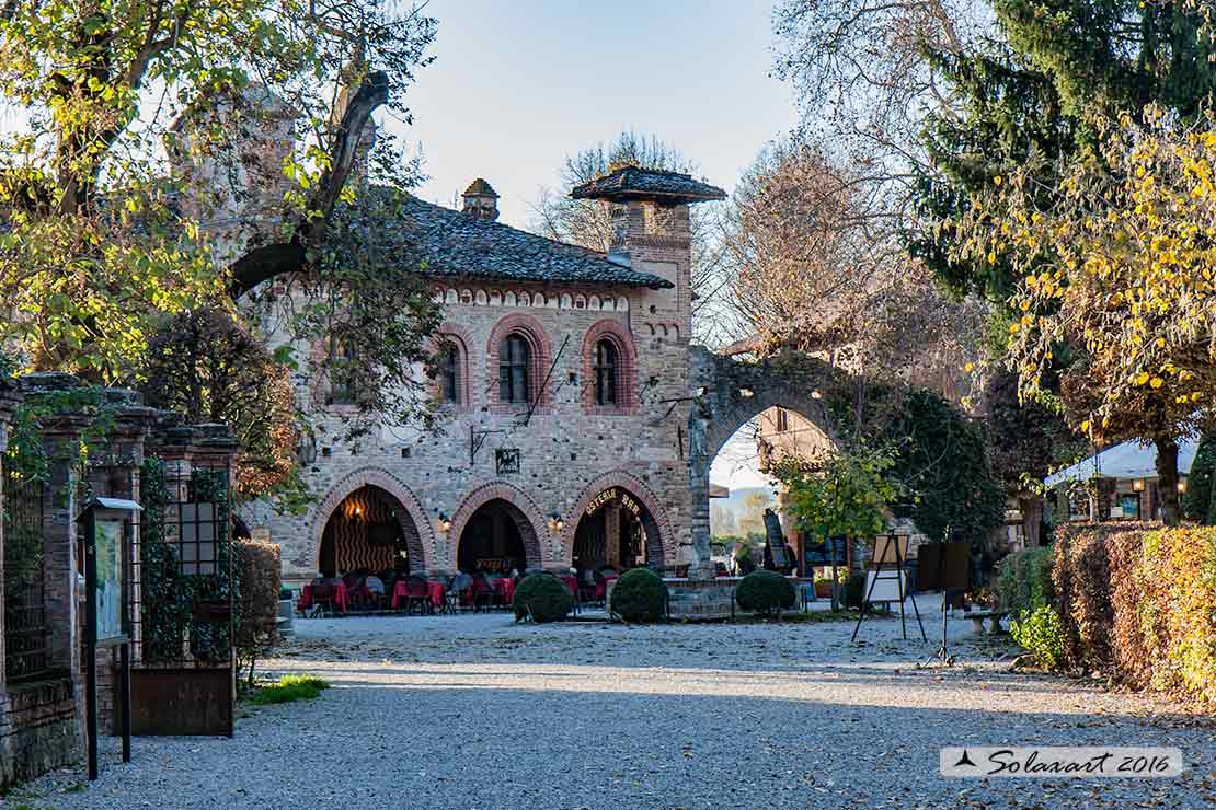 Grazzano Visconti: scorcio di case medioevali