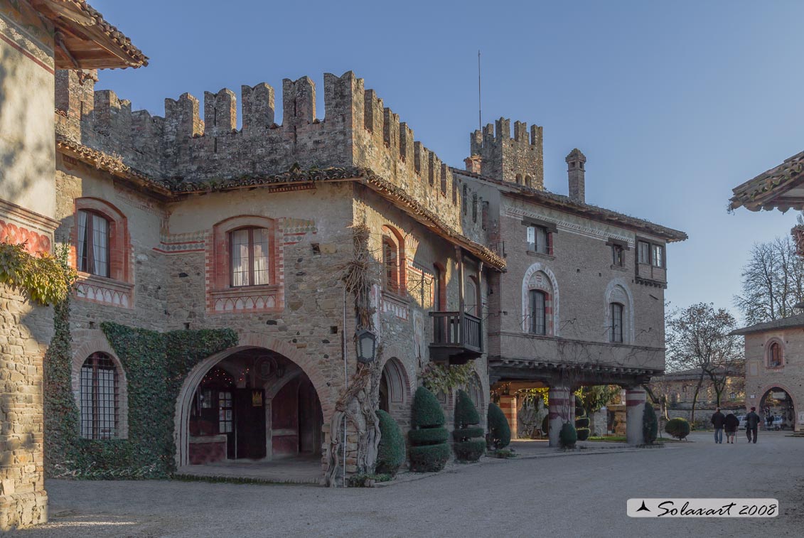 Grazzano Visconti: scorcio di case medioevali