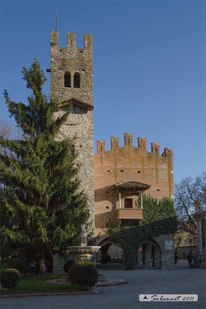 Grazzano Visconti:   Chiesa del borgo medievale dedicata a sant'Anna 