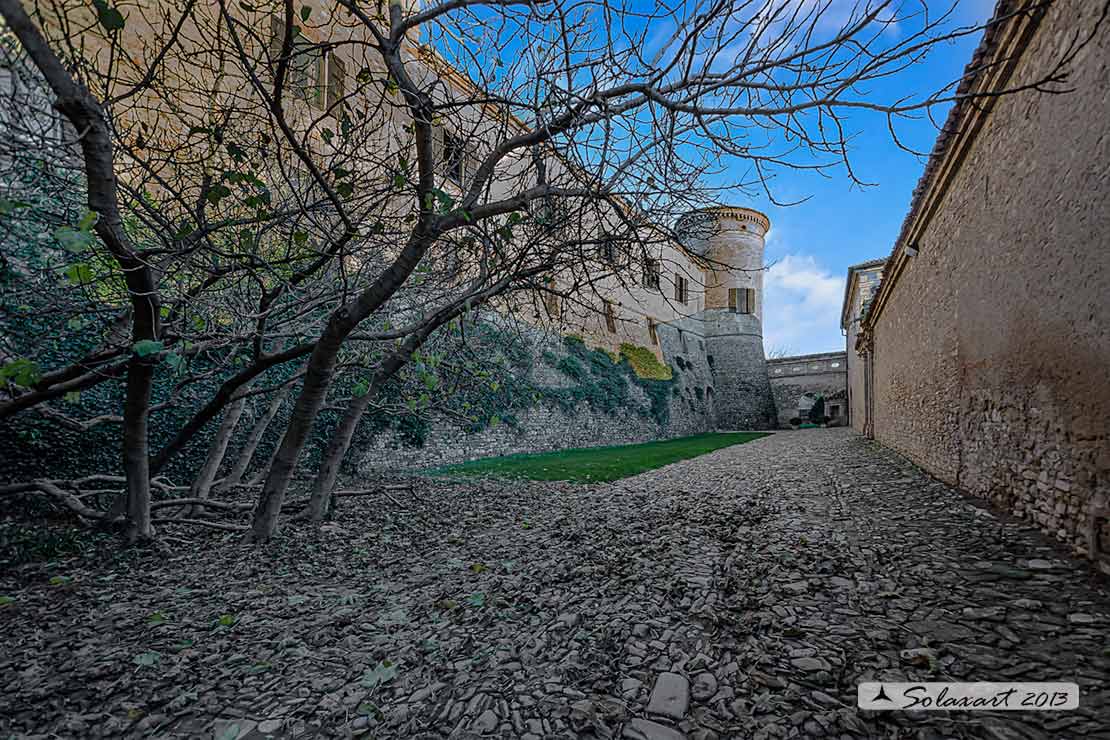 Il Castello di Scipione: La cinta muraria esterna