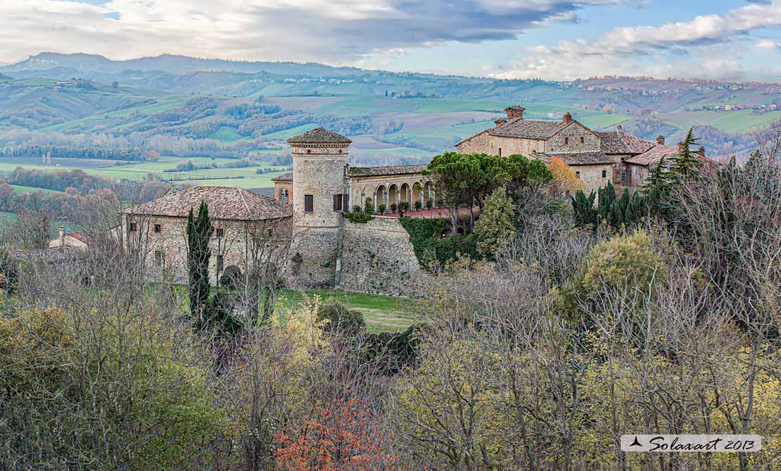 Il Castello di Scipione : La torre cilindrica ed il loggiato seicentesco