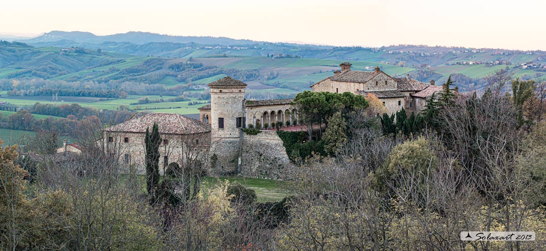 Il Castello di Scipione : La torre cilindrica ed il loggiato seicentesco