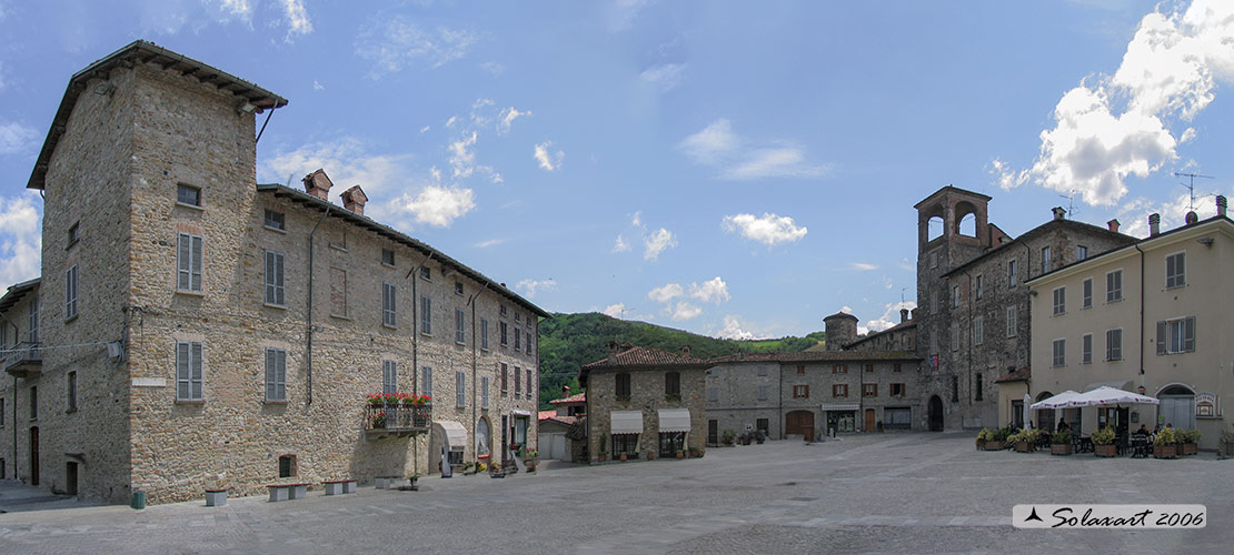 Piazza del Castello di Travo e porta d'entrata all'antico borgo