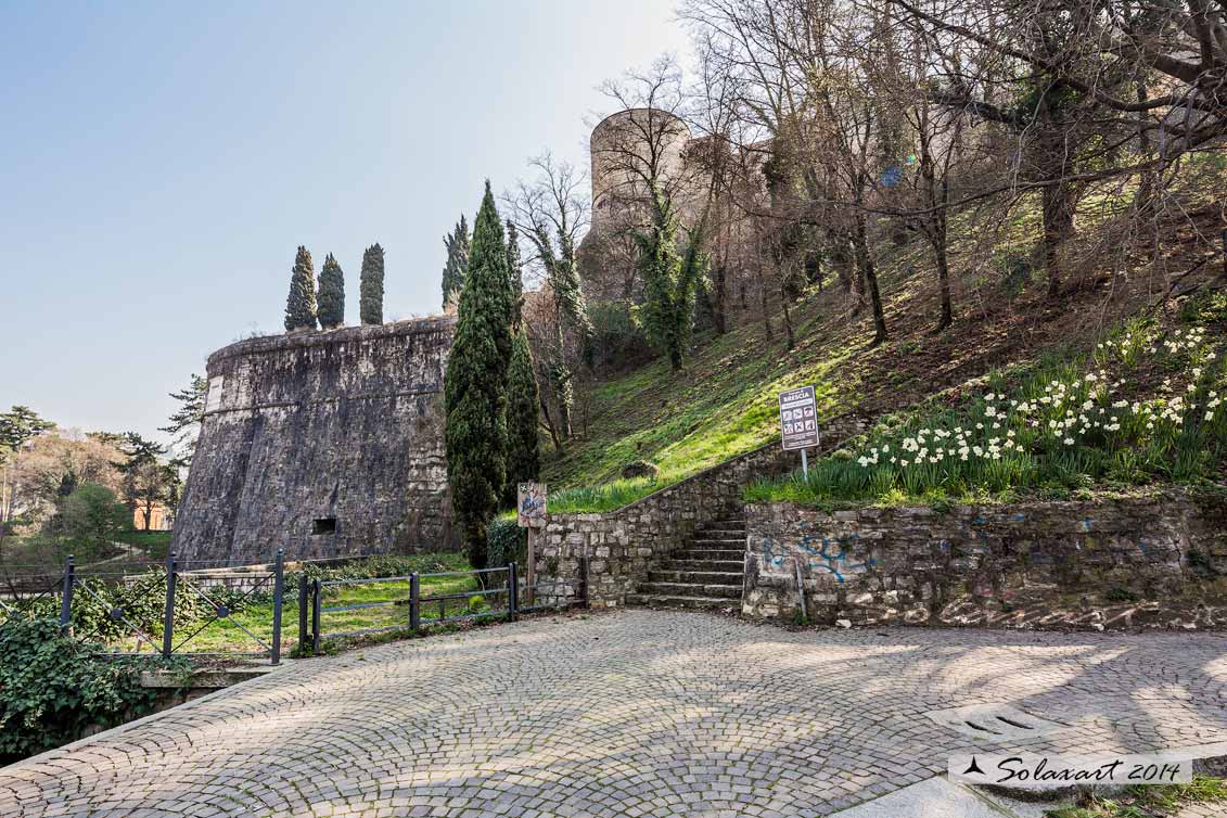 Castello di Brescia o Rocca del Cidneo: il fortino del Soccorso ed in alto la torre Coltrina