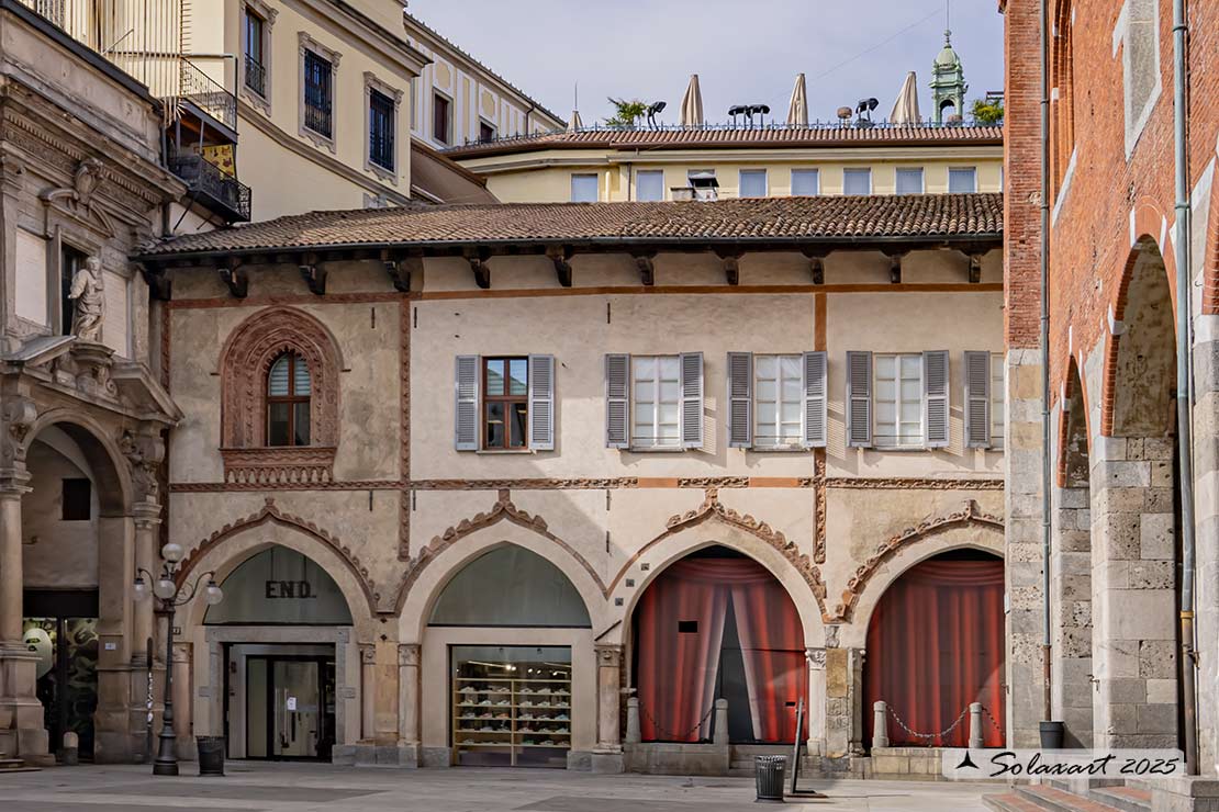 Palazzo della Ragione; Casa Panigarola
