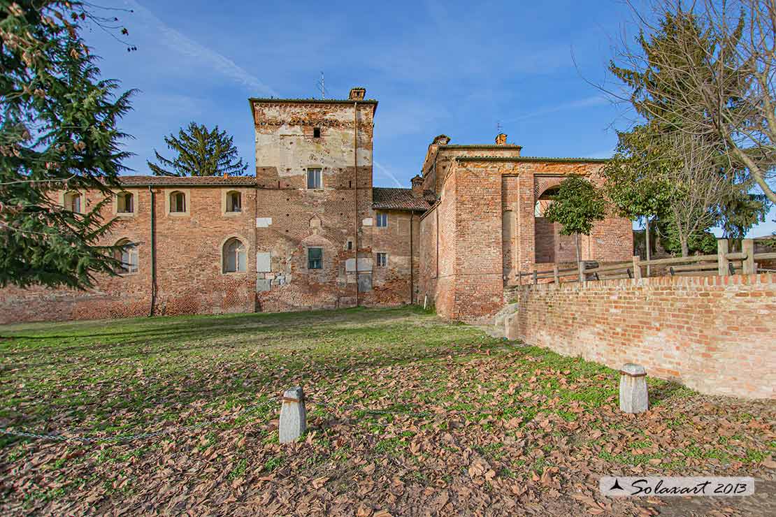 Castello di Lardirago - l'entrata protetta da rivellino