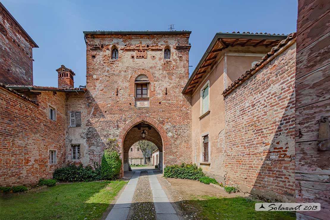 Castello di Lardirago - l'entrata protetta da rivellino