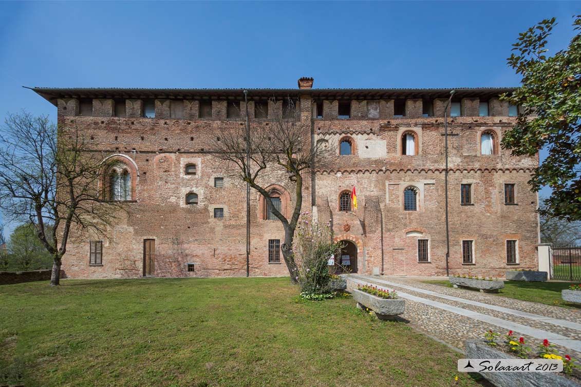 Castello di Lardirago - La piazza d'armi ed il frontale del Castello