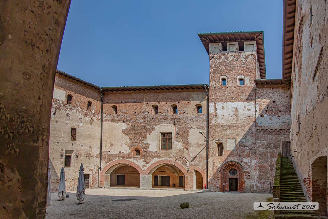 Castello di Lardirago; il cortile interno; il mastio con i caratteristici fregi