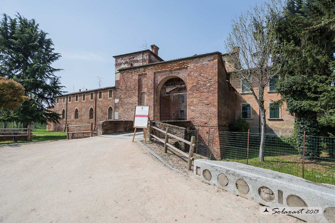 Castello di Lardirago - l'entrata protetta da rivellino