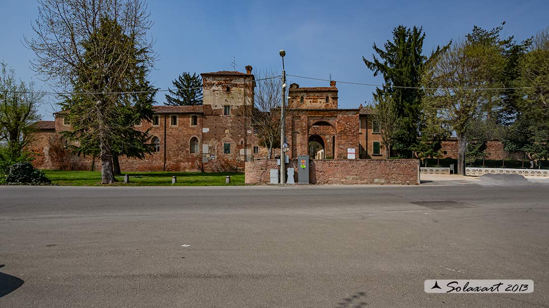 Castello di Lardirago - l'entrata protetta da rivellino