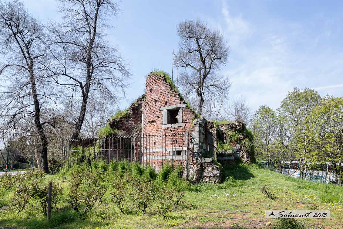 Residuo del torrione della Ghirlanda verso porta tenaglia