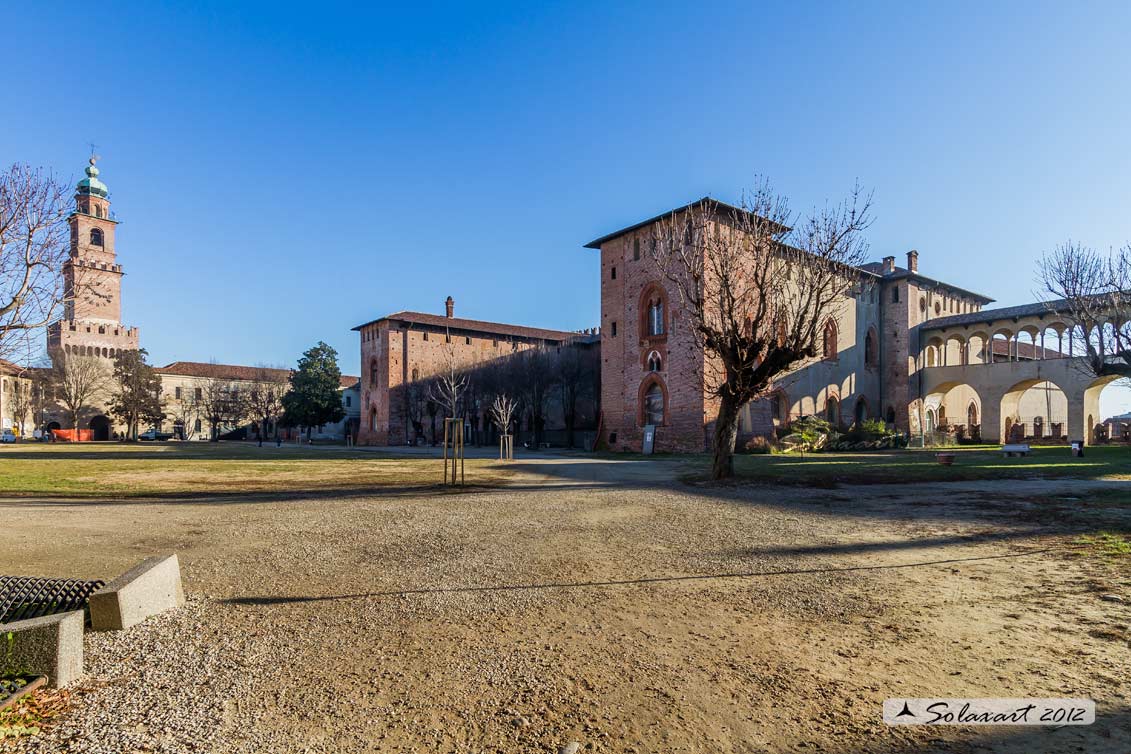 Castello Sforzesco di Vigevano: cortile interno, maschio e porticato
