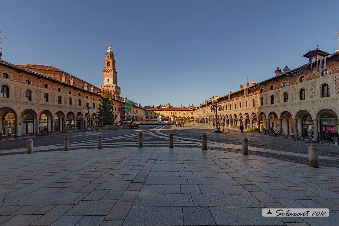 Castello Sforzesco di Vigevano: piazza Ducale e torre del Bramante