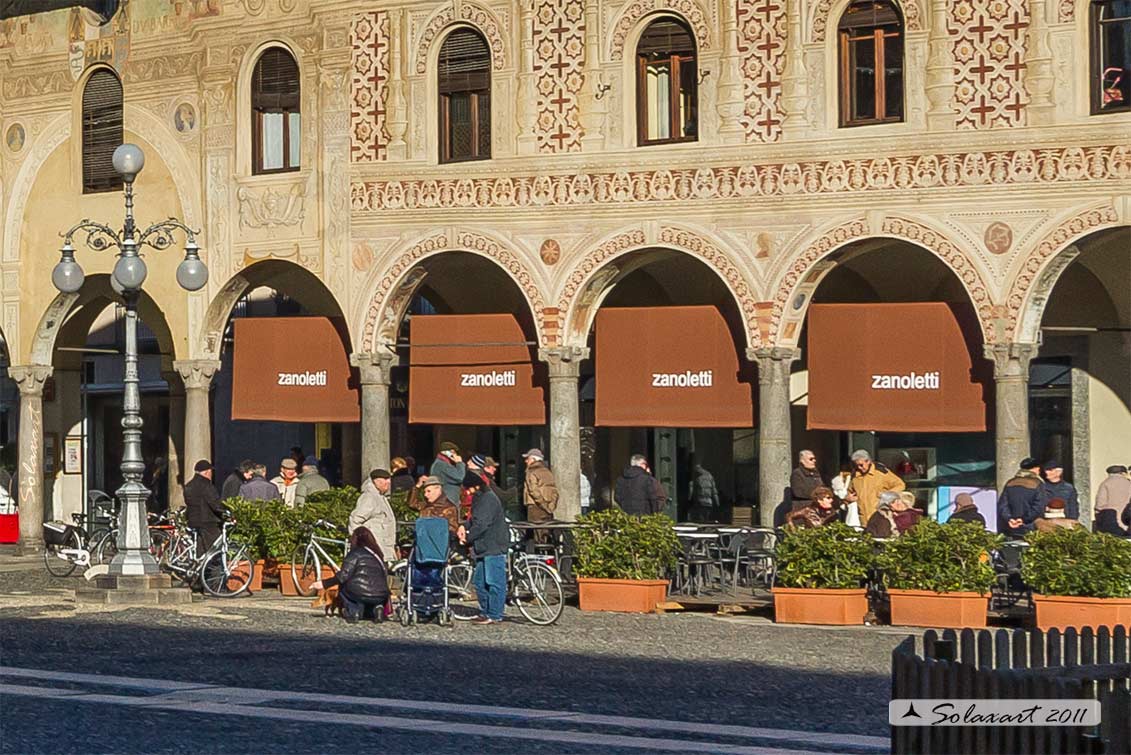 Vigevano: piazza Ducale e caratteristici lampioni di inizio ‘900