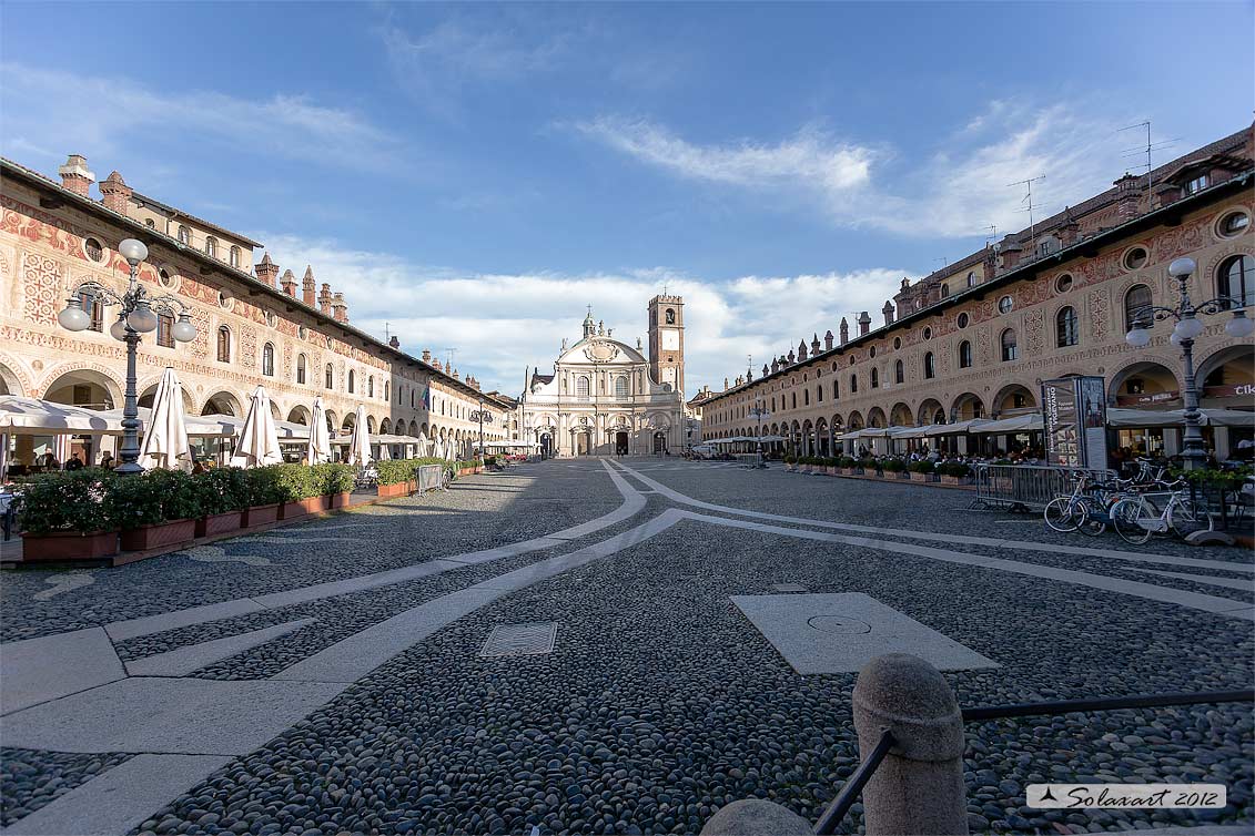 Vigevano:  piazza Ducale  e  torre del Bramante