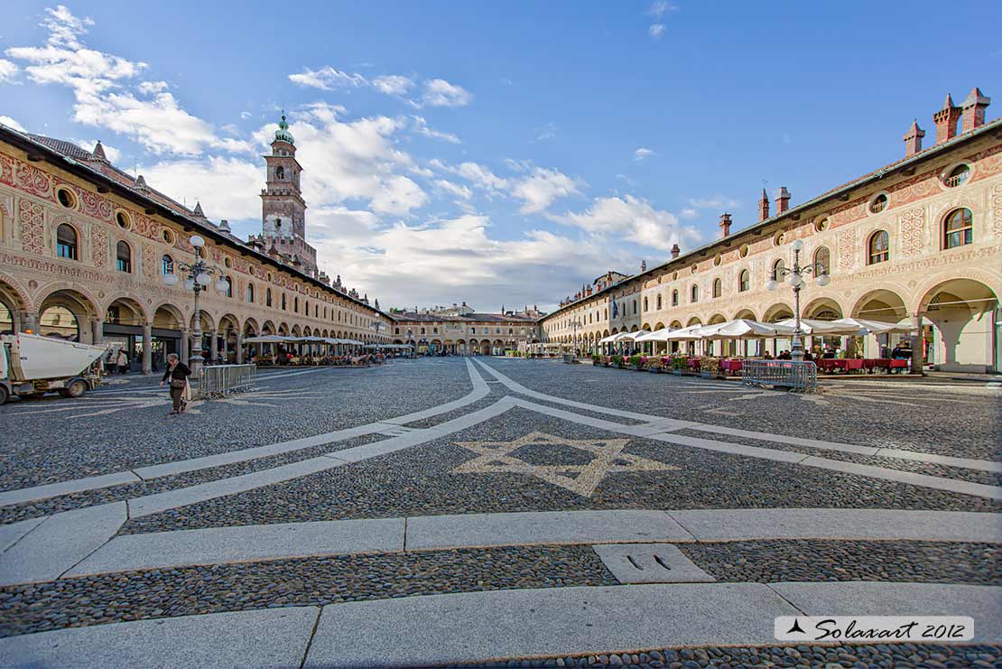 Vigevano:  piazza Ducale  e  torre del Bramante