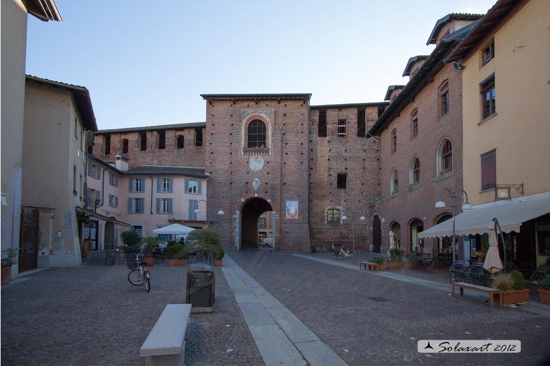 Castello Sforzesco di Vigevano:la porta d'ingresso alla piazza ducale, con sopra la strada sopraelevata coperta.
