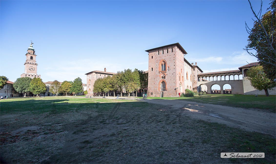Castello Sforzesco di Vigevano: cortile interno, torre Bramante, maschio e porticato