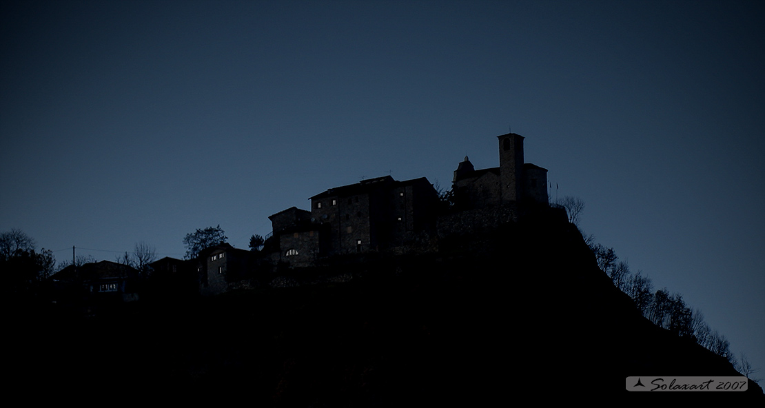 Corte Brugnatella - la Luna dietro il colle