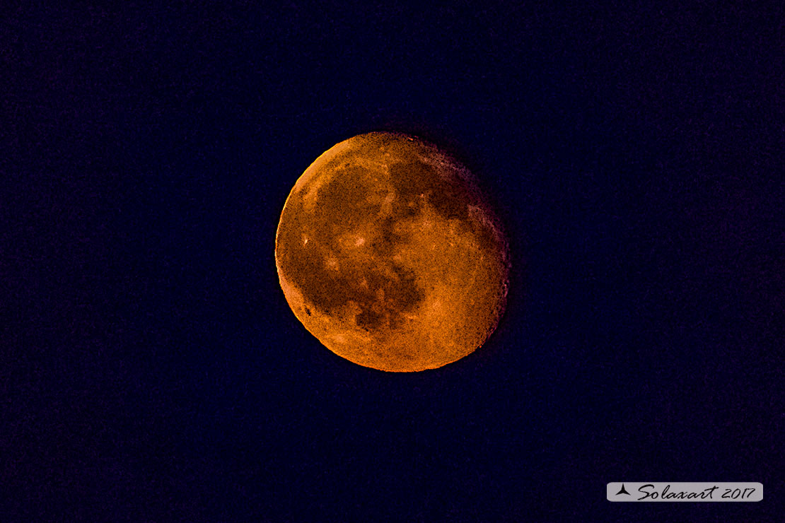 Una Luna rossa nasce su Milano