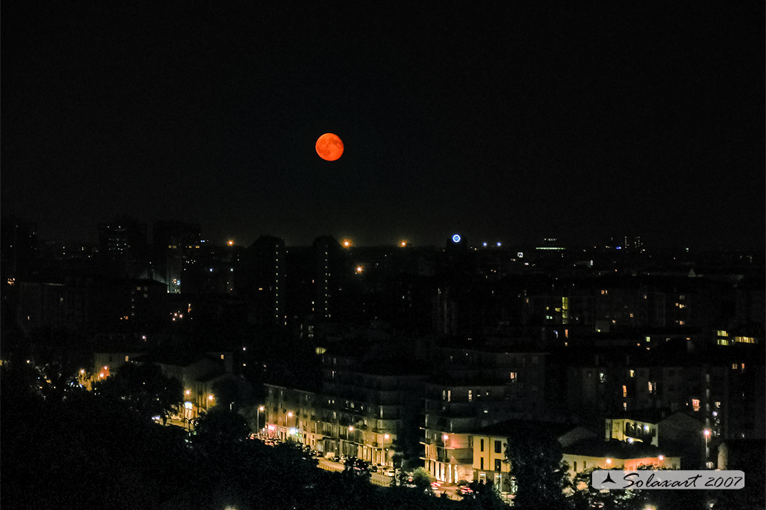 La Luna nasce su Milano