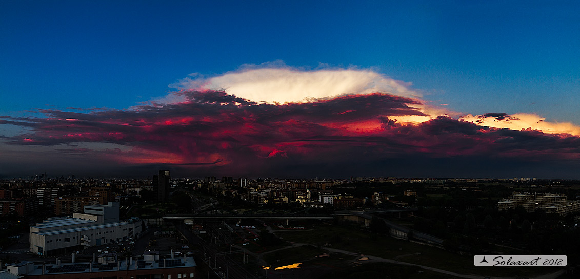 Temporale a Milano:  al di là, l'inferno