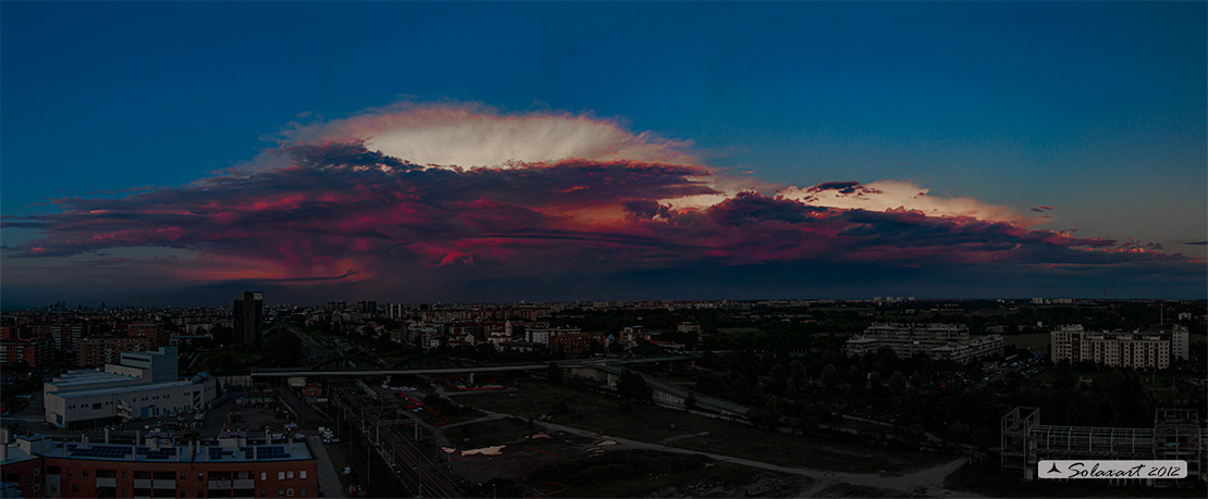 Temporale a Milano:  al di là, l'inferno