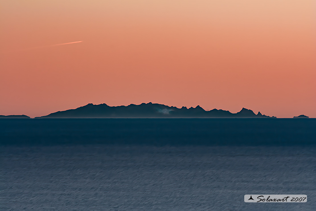 Corsica oltre l'orizzonte - si staglia al tramonto 