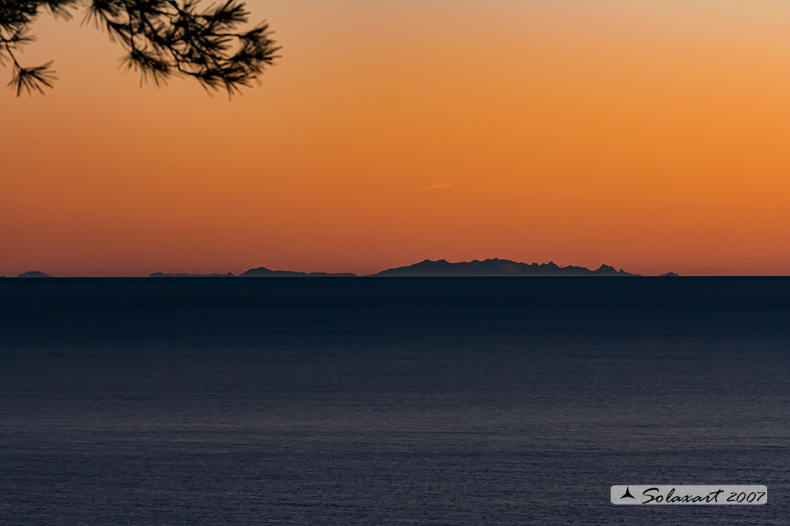 Corsica al tramonto vista da Zoagli