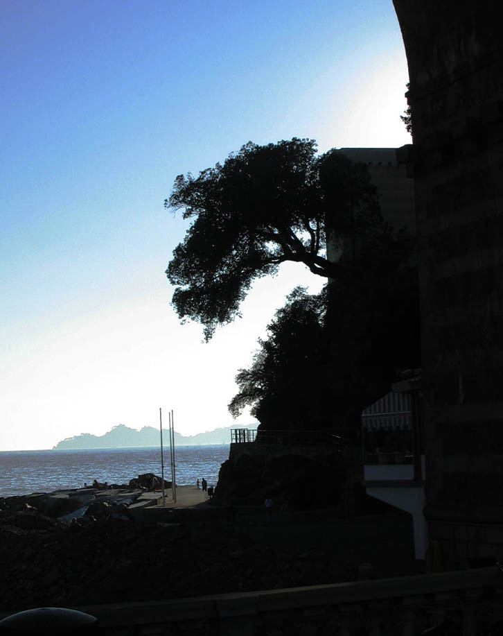 Zoagli, Spiaggia, moletto Gaiassa controluce
